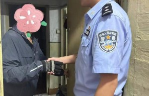 老人行动不便 东莱民警背其回家