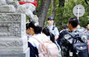 “陪”你上学 “护”你平安 冰城公安全力护航校园安全