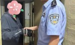 老人行动不便 东莱民警背其回家