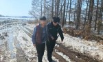 【寒冬暖阳】雪地里数冰晶的男孩，民警用体温焐热冻红的小手——